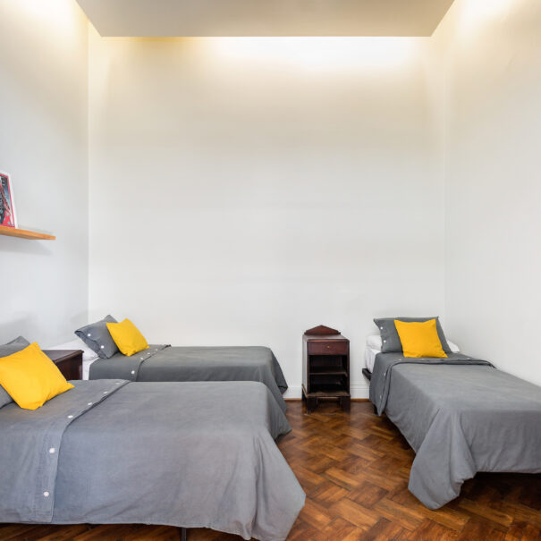 Milhouse Hostel Avenue, Buenos Aires, habitacion triple con baño privado