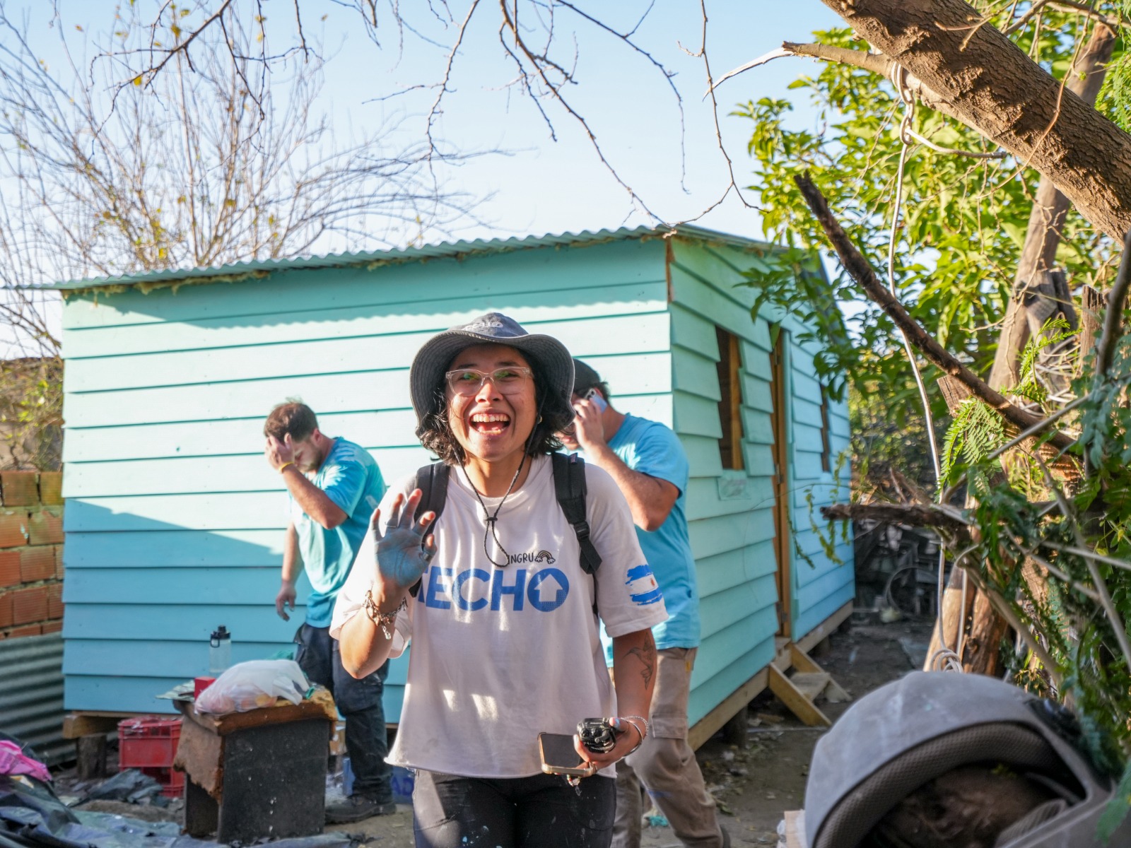 Voluntarios de TECHO construyendo una vivienda
