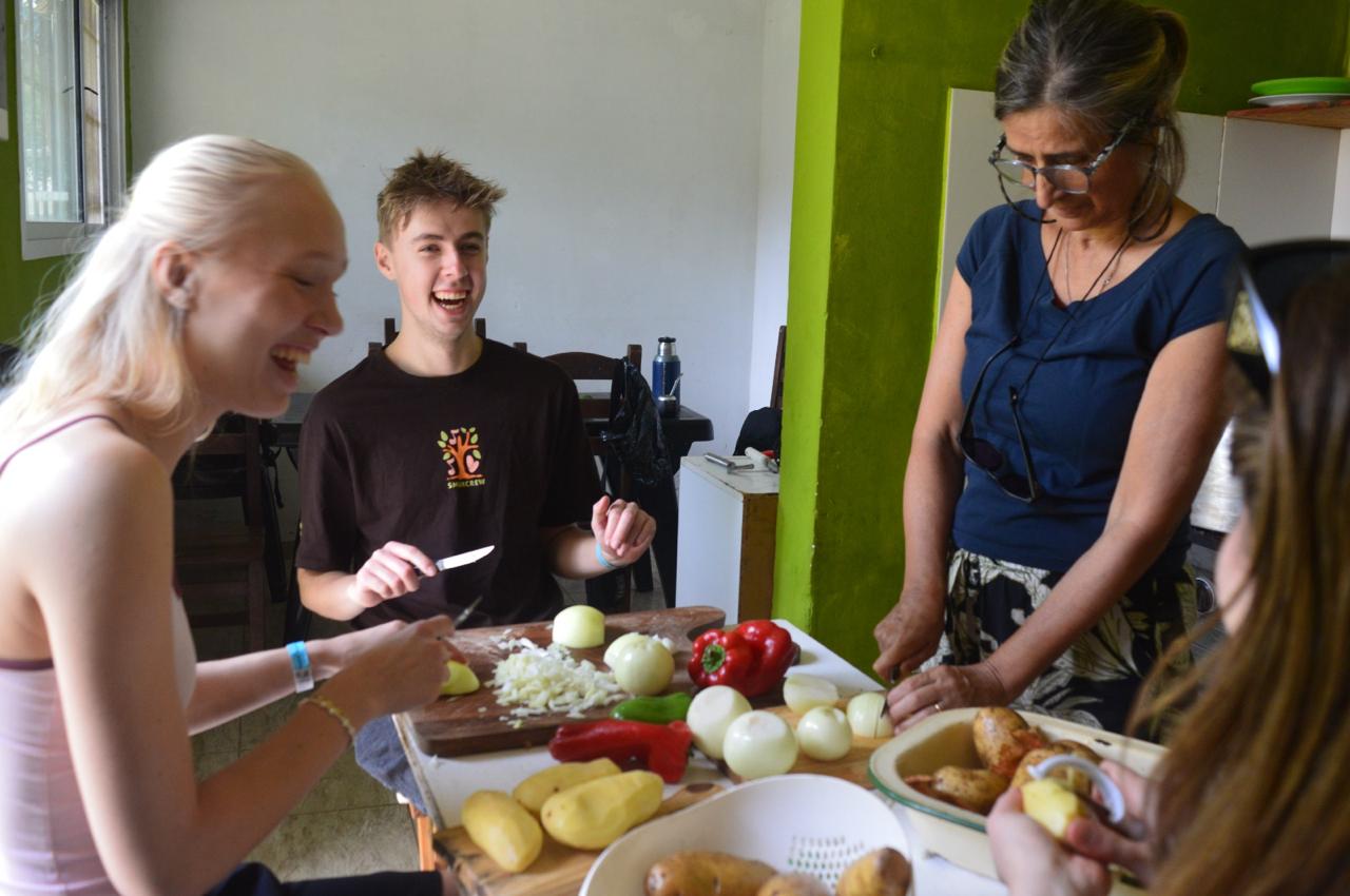 Voluntarios del Proyecto SOPA repartiendo comida